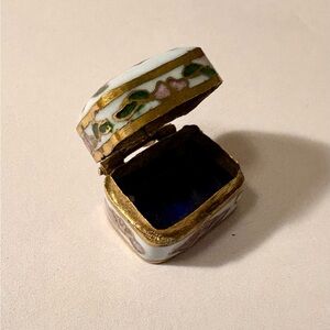 Vintage White Chinese Pink Flower Cloisonné Enamel Gold Trinket Treasure Chest